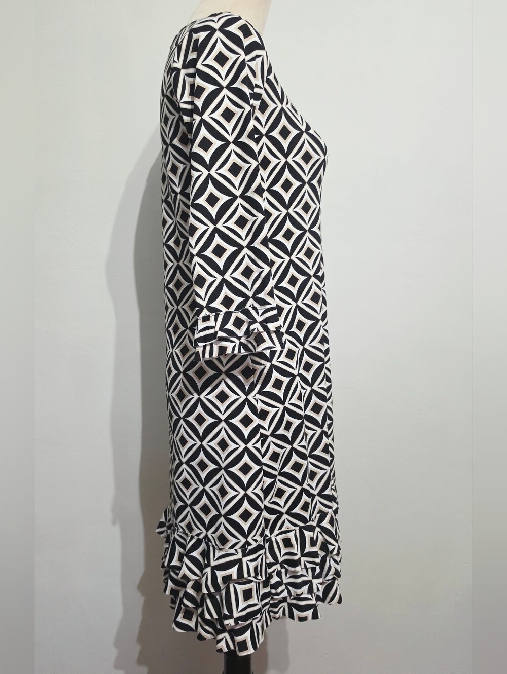 Lulu B Dress XS Black Beige Geometric Ruffle Hem 3/4 Sleeve Stretch Coastal Gma - Picture 4 of 12